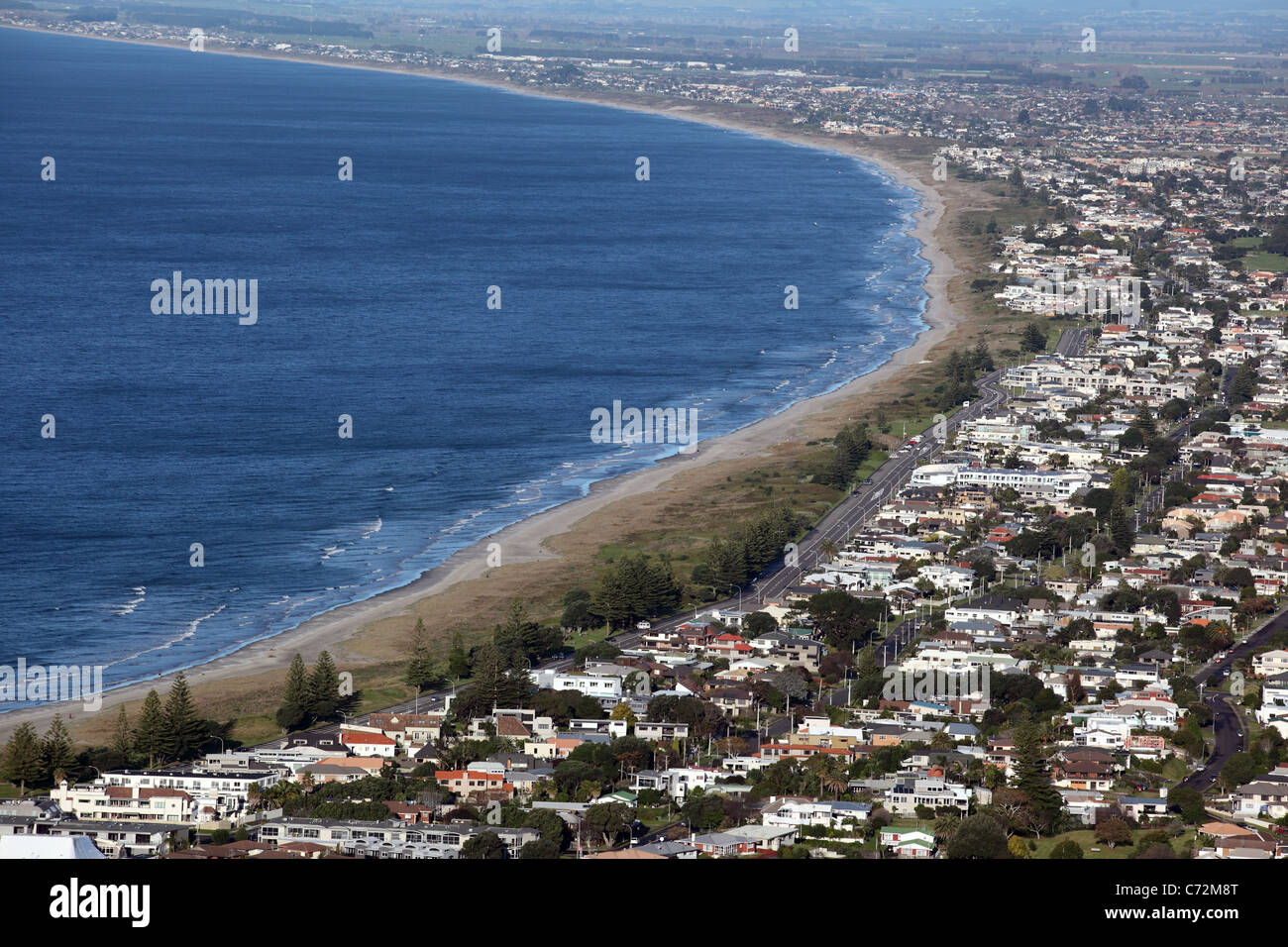 Vista di Mount Maunganui sobborghi costieri e l'Oceano Pacifico. Mount Maunganui, Baia di Planty, Nuova Zelanda, Australasia Foto Stock