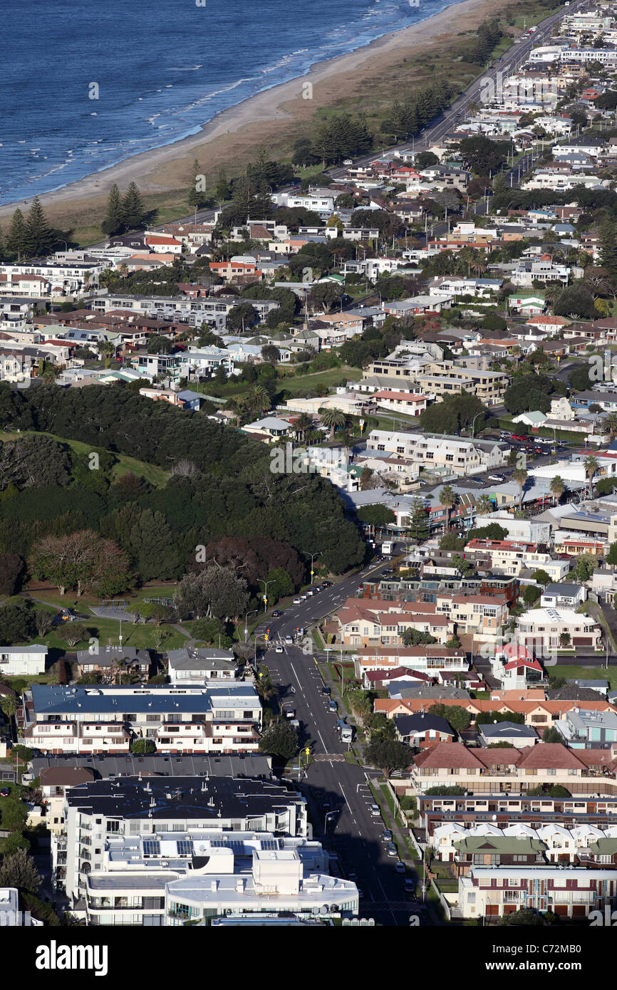 Vista di Mount Maunganui sobborghi costieri e l'Oceano Pacifico. Foto Stock