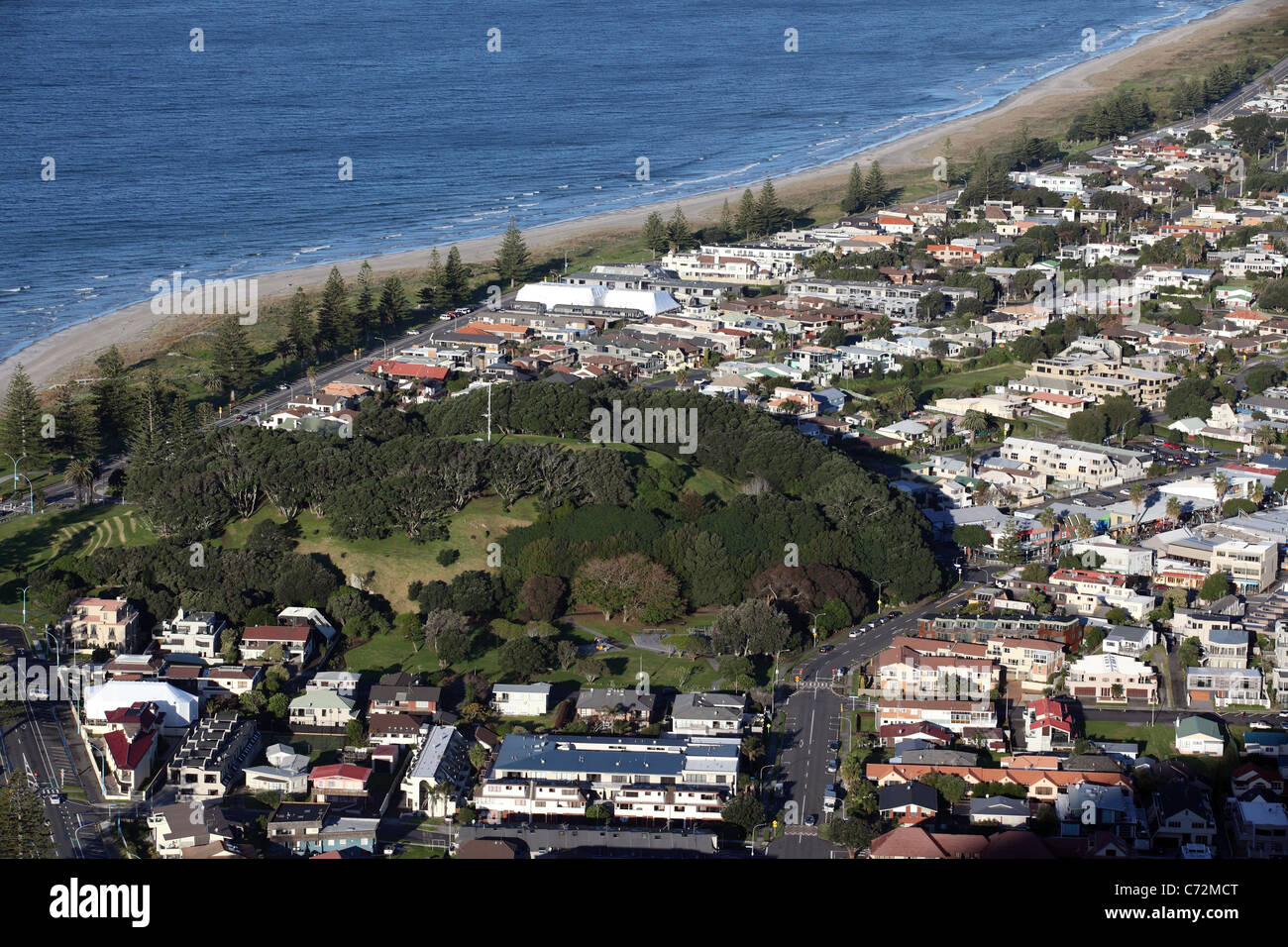 Vista di Mount Maunganui sobborghi costiero nella baia di abbondanza. Foto Stock