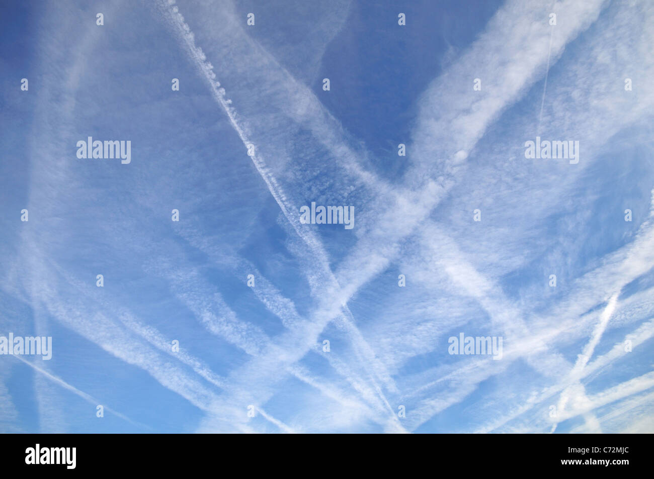 Chiaramente visibile sentieri di aeromobile i fumi di scarico nel cielo Foto Stock