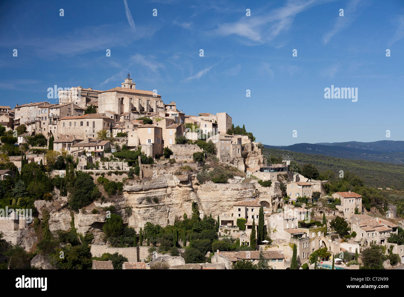 Vista di hill-top città Gordes, Francia Foto Stock