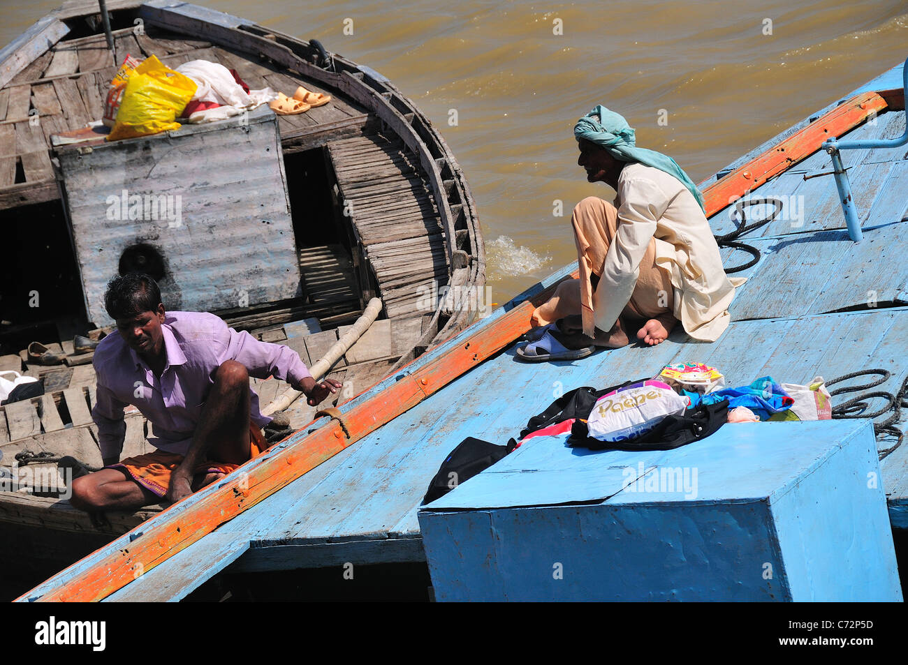 L'uomo sulla barca nel fiume Gange. Foto Stock