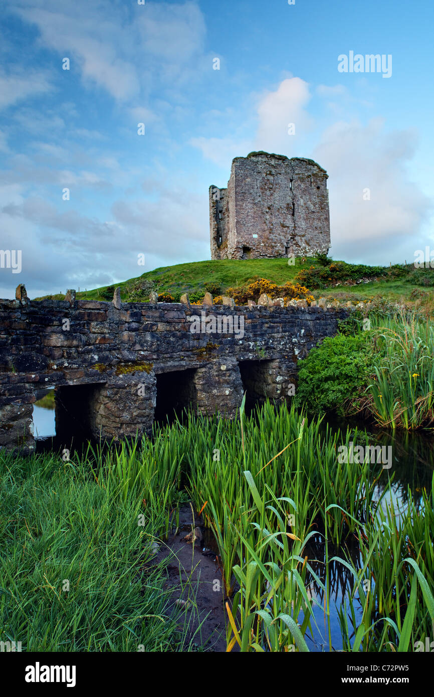 Minard castello sopra il ponte di pietra arenaria più piccolo ruscello, la penisola di Dingle, nella contea di Kerry, Repubblica di Irlanda Foto Stock