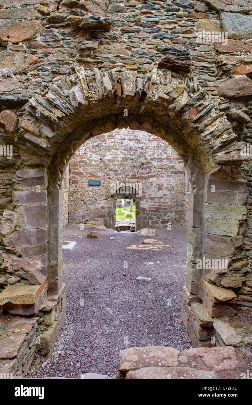 Portale romanico all'interno rovinato chiesa normanna di Kilmalkedar (Cill Mhaoilcheadair), la penisola di Dingle, nella contea di Kerry, Irlanda Foto Stock