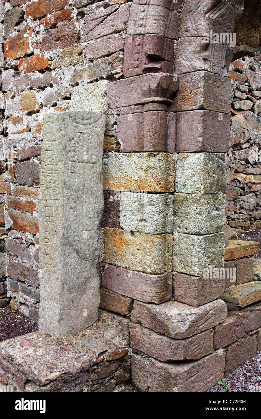 Alfabeto di pietra, chiesa normanna di Kilmalkedar (Cill Mhaoilcheadair), la penisola di Dingle, nella contea di Kerry, Repubblica di Irlanda Foto Stock