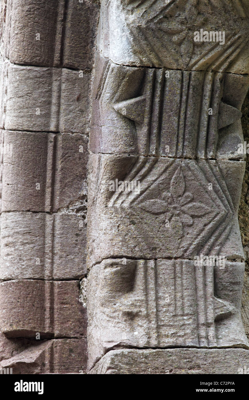 Dettaglio arcuato portale romanico nella chiesa in rovina, Kilmalkedar (Cill Mhaoilcheadair), la penisola di Dingle, nella contea di Kerry, Irlanda Foto Stock