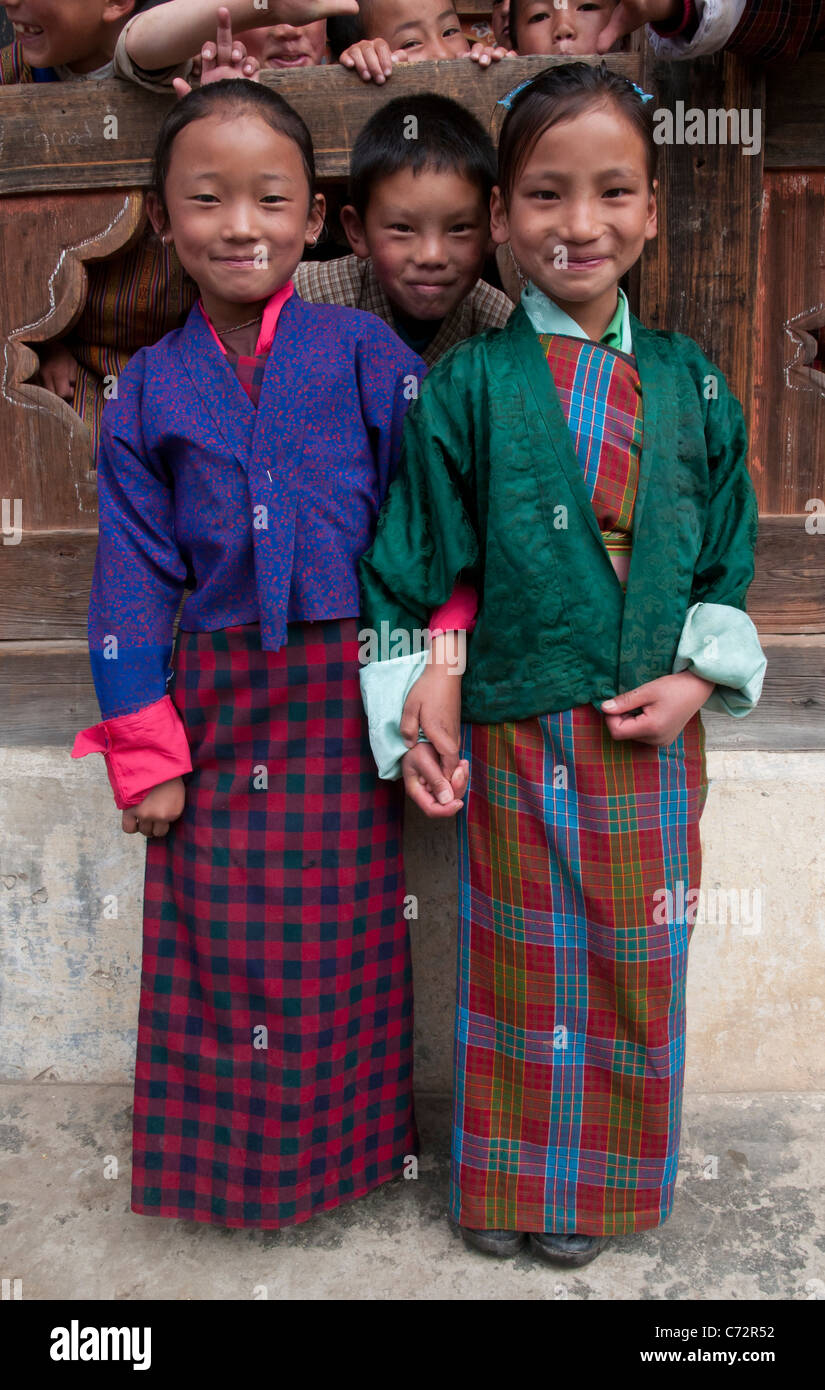 Ritratto di due giovani studentesse. Ura Boarding School. Il Bhutan Foto Stock