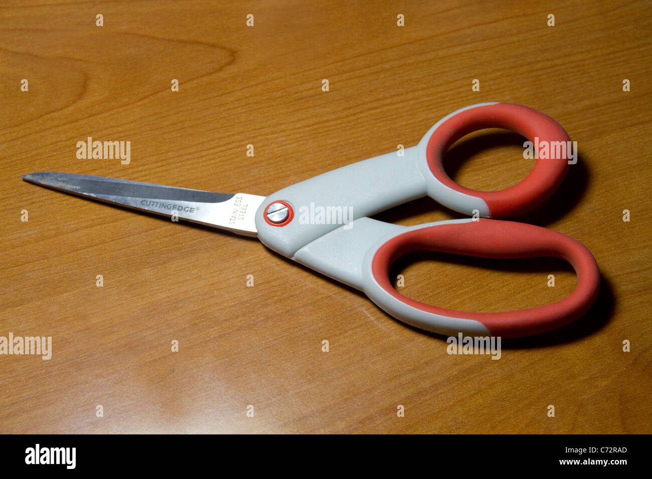 Ufficio a forbice taglio carta plastica metallo sharp moderno strumento preciso crea rivestimento della lama di taglio di finitura in tessuto desk top Foto Stock