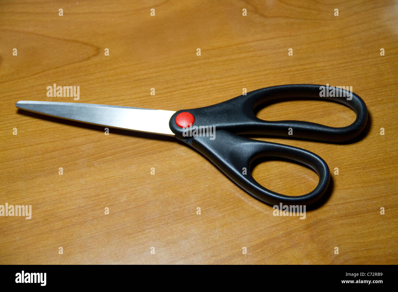 Ufficio a forbice taglio carta plastica metallo sharp moderno strumento preciso crea rivestimento della lama di taglio di finitura in tessuto desk top Foto Stock