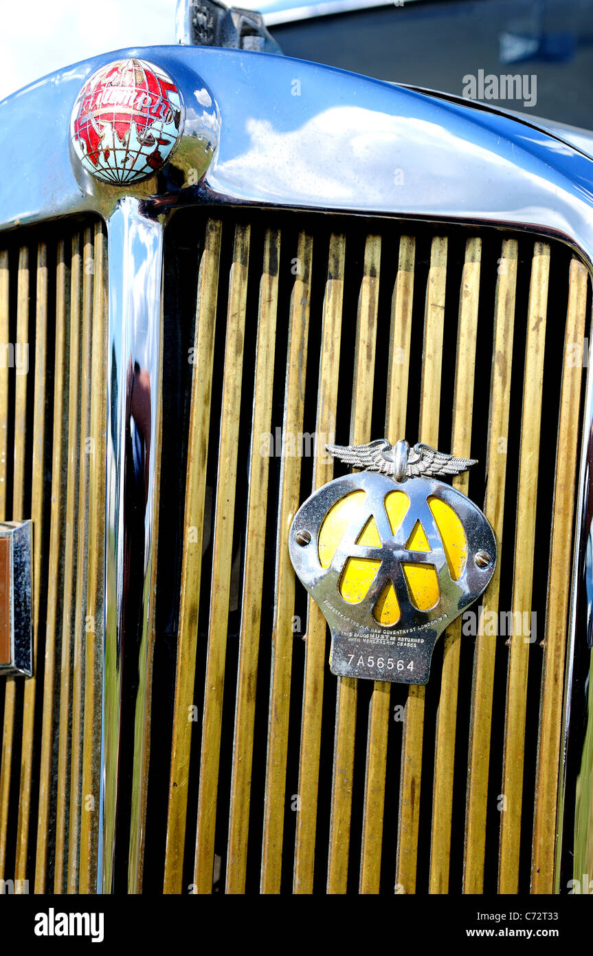 AA Motoring badge sulla griglia anteriore di un trionfo auto. Foto Stock