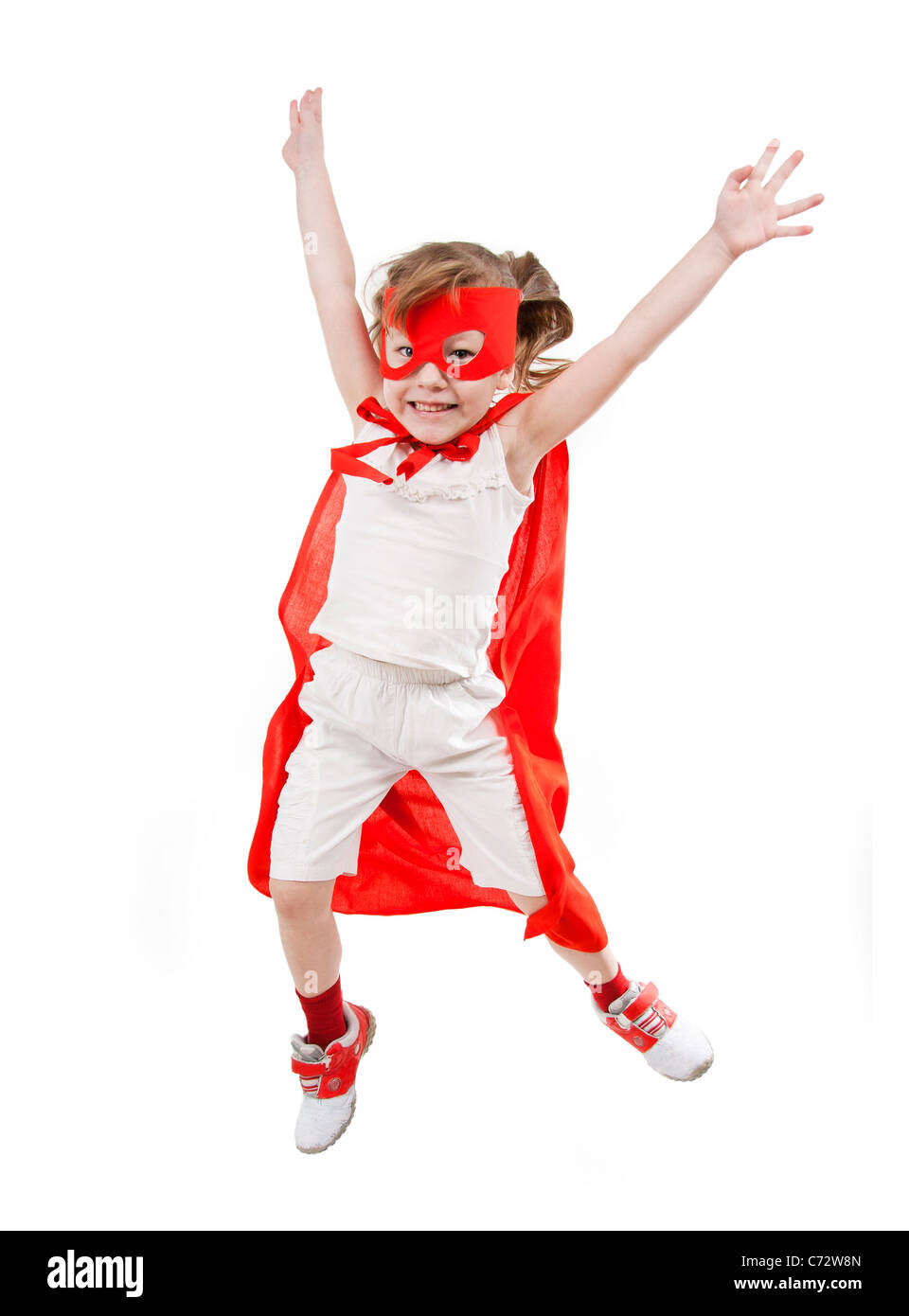 Il supereroe bambina in un rosso impermeabile e una maschera Foto Stock