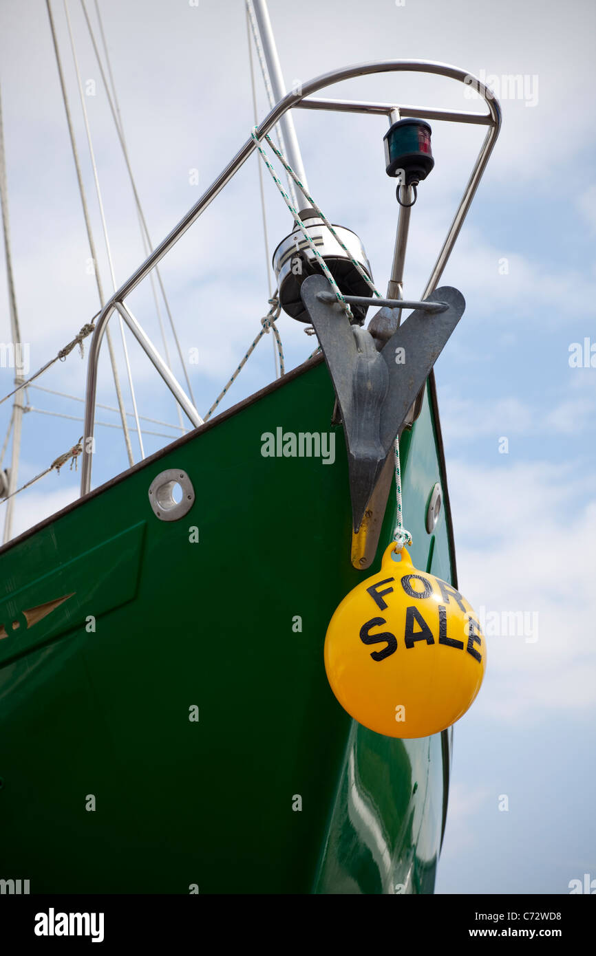Verde di prua di una barca con un galleggiante giallo indicante la barca è in vendita, Largs, Ayrshire, in Scozia, Regno Unito, Gran Bretagna Foto Stock