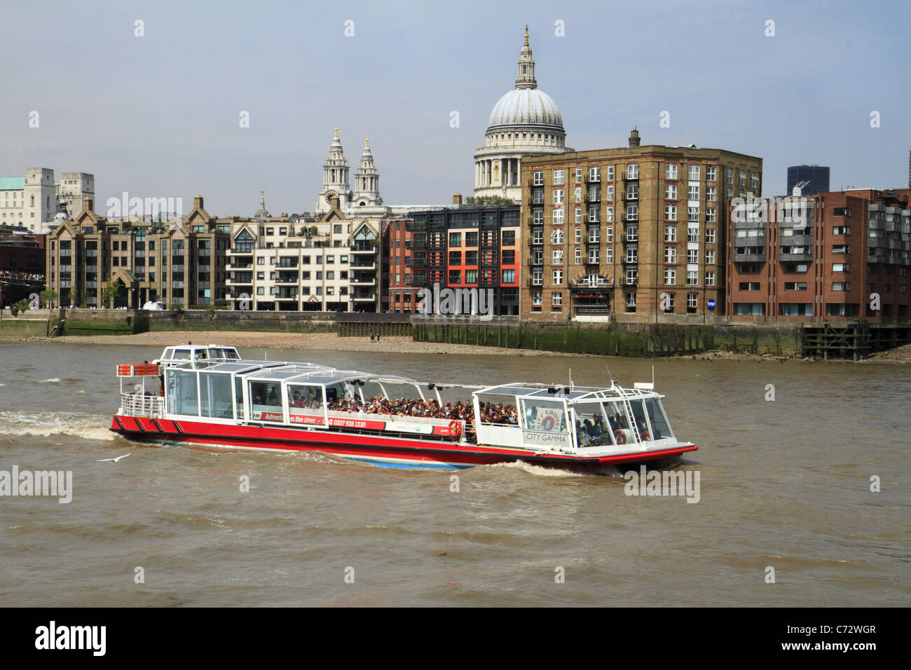 Crociera turistica barca sul fiume Tamigi, London, Regno Unito Foto Stock