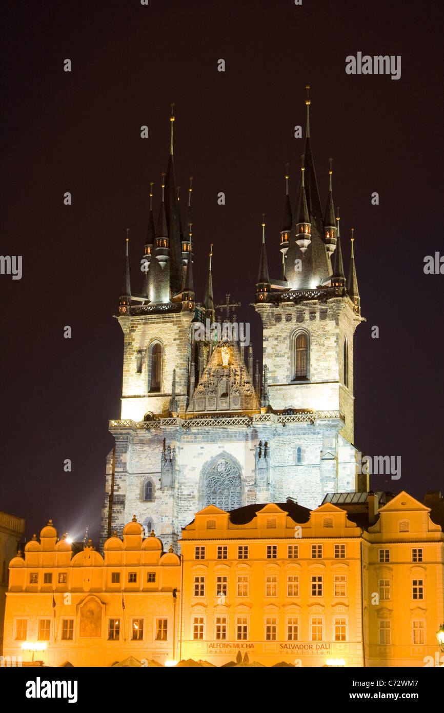 Città storica piazza, illumina la Piazza della Città Vecchia e la Cattedrale di Tyn, Praga, Sito Patrimonio Mondiale dell'UNESCO, Repubblica Ceca, Europa Foto Stock