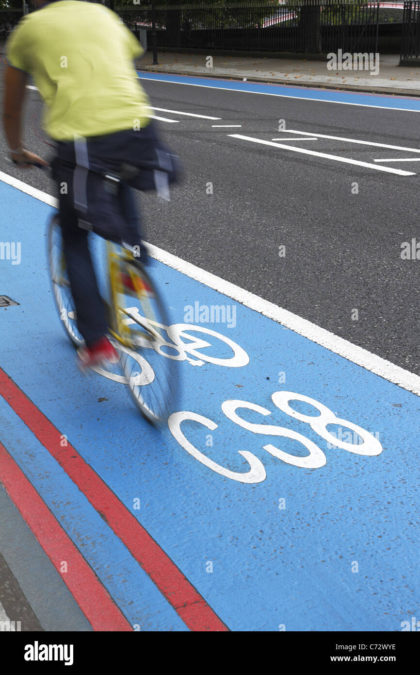 Ciclista sulla Barclays Cycle Superstrada 8, Wandsworth per Westminster, Londra Foto Stock