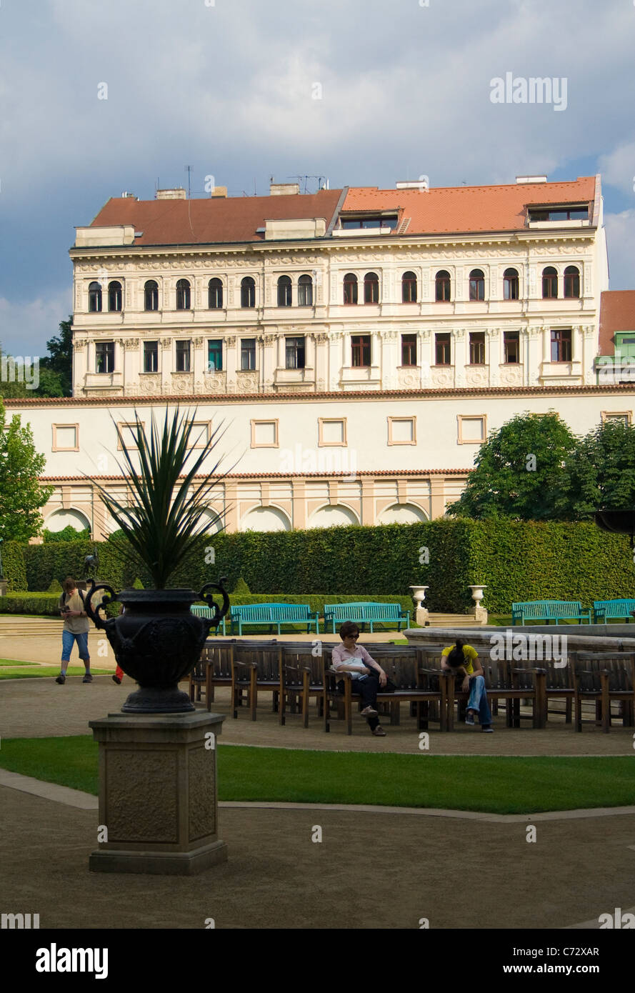 Parco nel Palazzo Wallenstein, Casa del Senato ceco, Praga, Repubblica Ceca, Europa Foto Stock