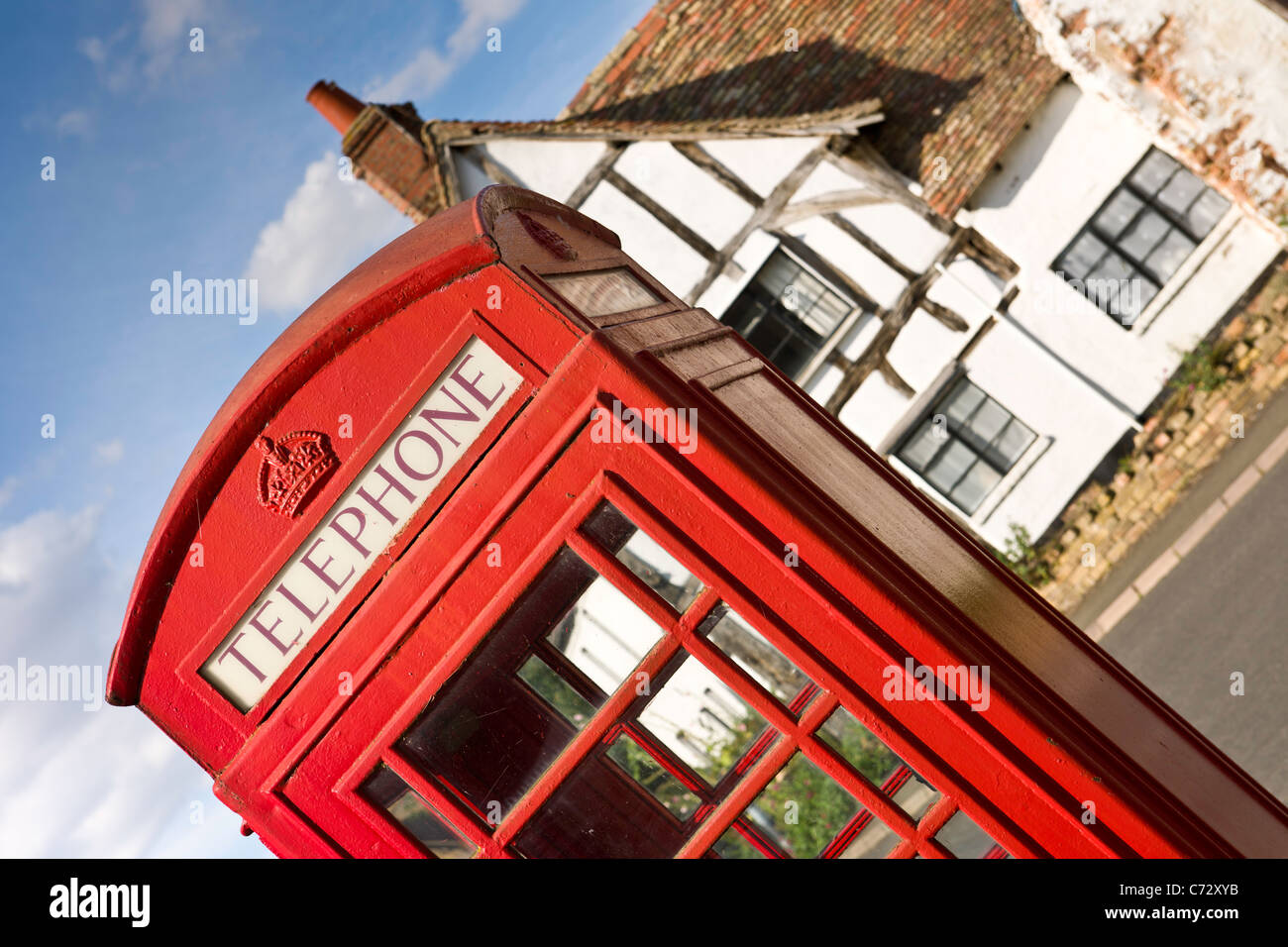 Un tradizionale villaggio inglese Telefono rosso Box Foto Stock