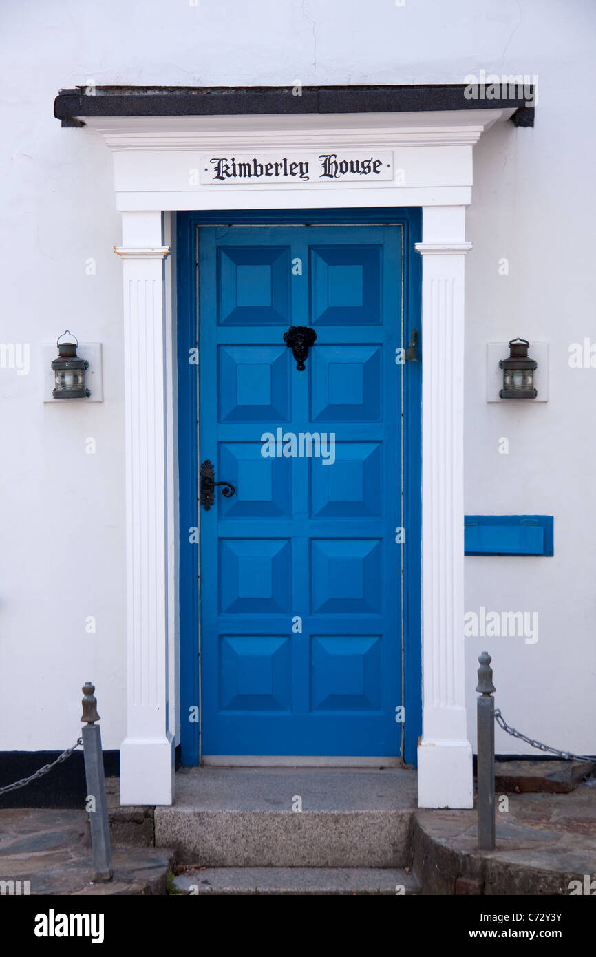 Porta blu nel dipinto di bianco parete di casa Foto Stock