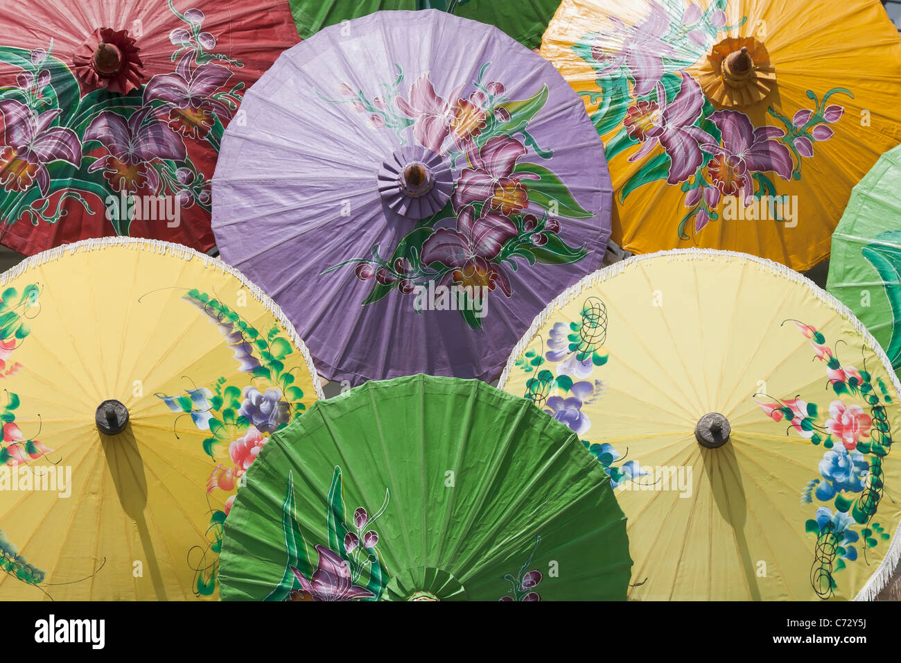 La carta a mano ombrelloni presso il villaggio di ombrello Bo Sang, Thailandia Foto Stock