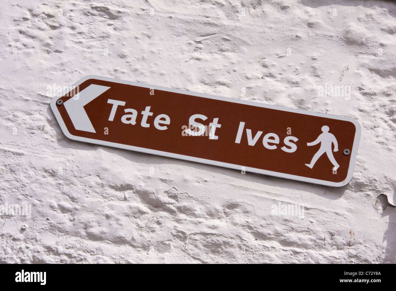 Segno di Tate St Ives fissato alla parete dipinta di bianco Foto Stock
