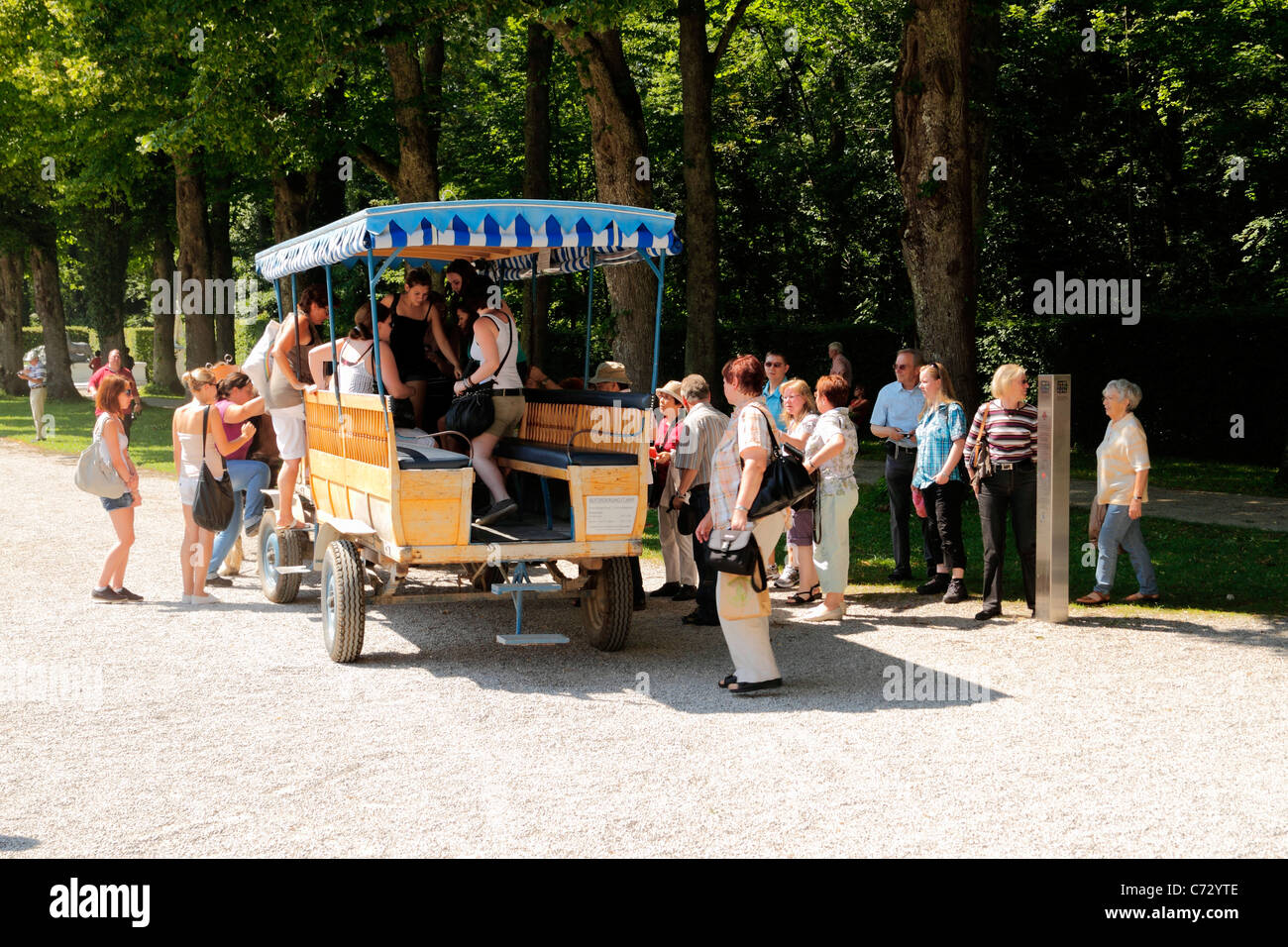 I turisti di salire a bordo di una carrozza a cavallo, Herrenchiemsee Herreninsel Alta Baviera Germania Foto Stock