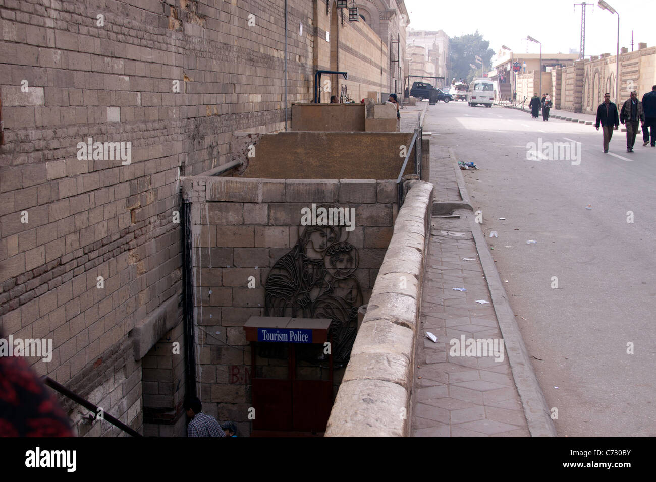 Scena al di fuori dell area copta in Egitto, entrare nell'area dalla strada principale attraverso una scalinata verso il basso il collegamento ai monumenti. Foto Stock