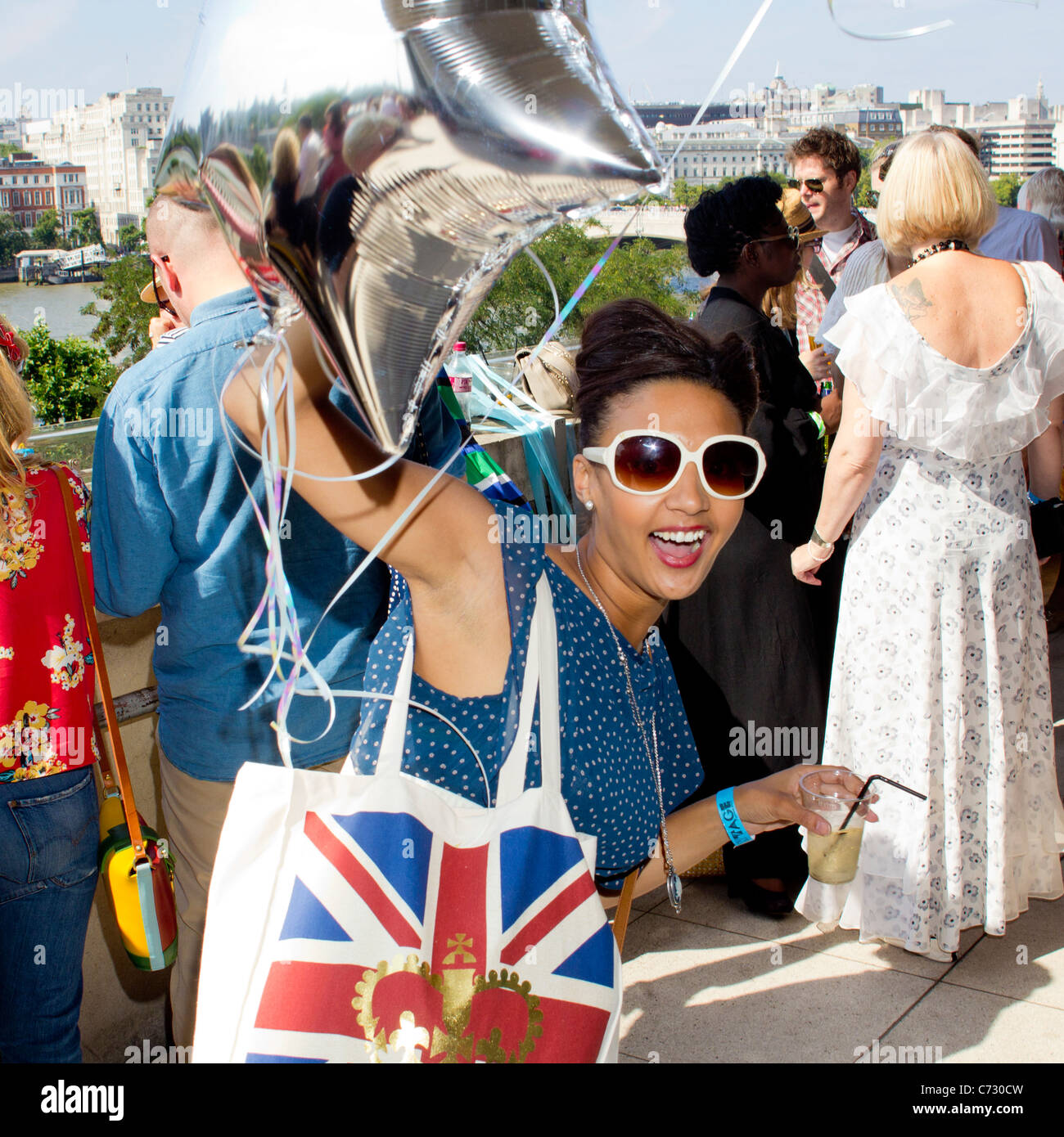 Festival esuberante goer sul Festival Hall balcone presso la festa della vendemmia 2011 Foto Stock