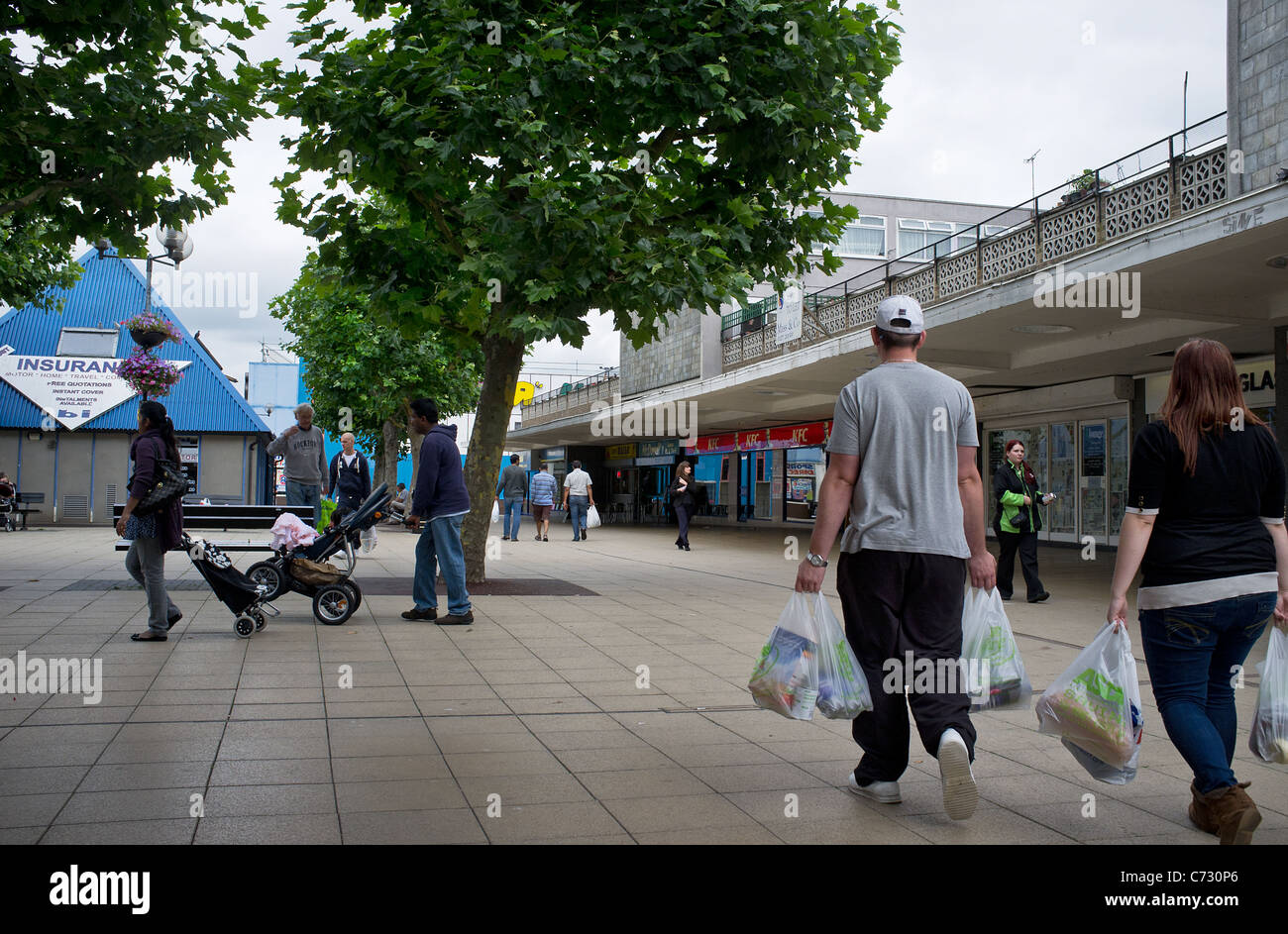 People shopping a Basildon town center Foto Stock