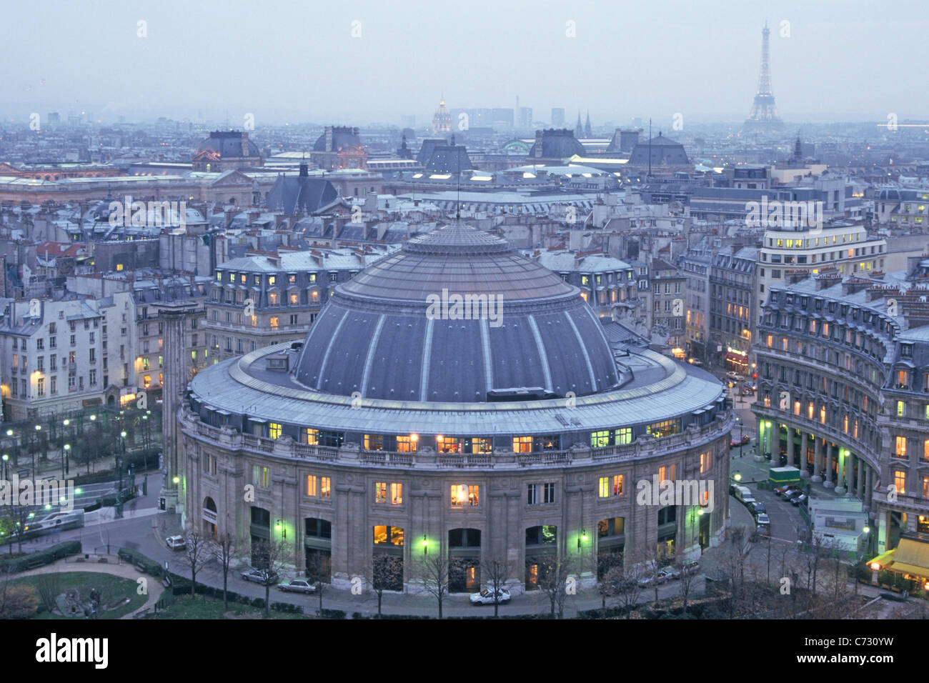 Vista della costruzione della Bourse de Commerce de Paris di sera, 1° Arrondissement, Parigi, Francia, Europa Foto Stock