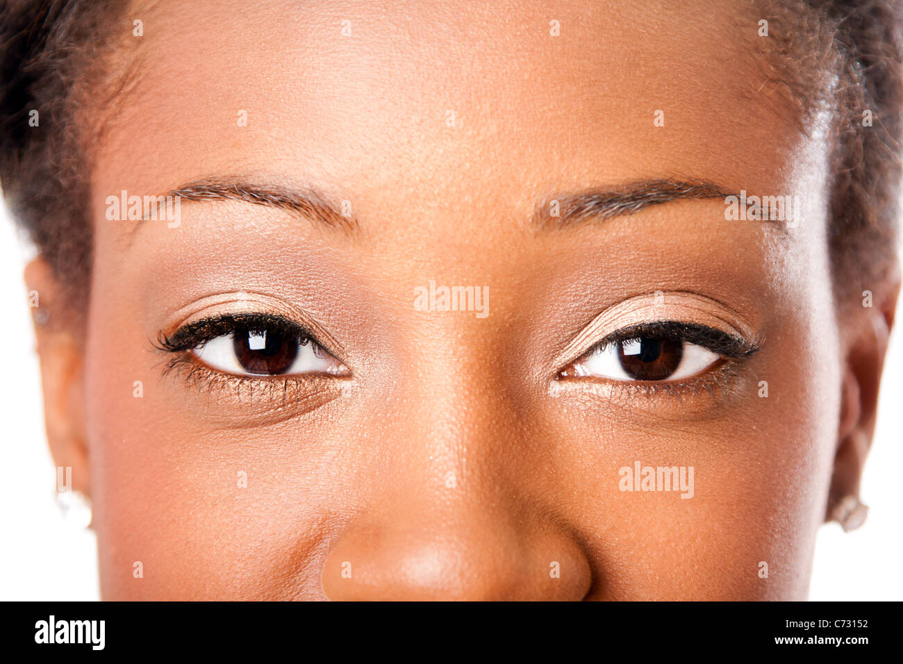 Bella a mandorla gli occhi con naturale cosmetici per il trucco di un Africano giovane donna attraente, guardando la fotocamera. Foto Stock