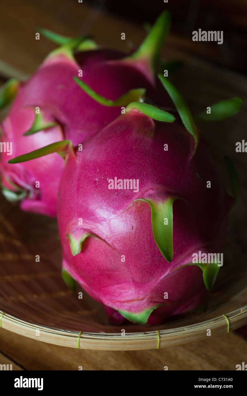 Dragonfruit è talvolta rispetto al kiwi a causa della presenza del nero, croccante di semi. Foto Stock