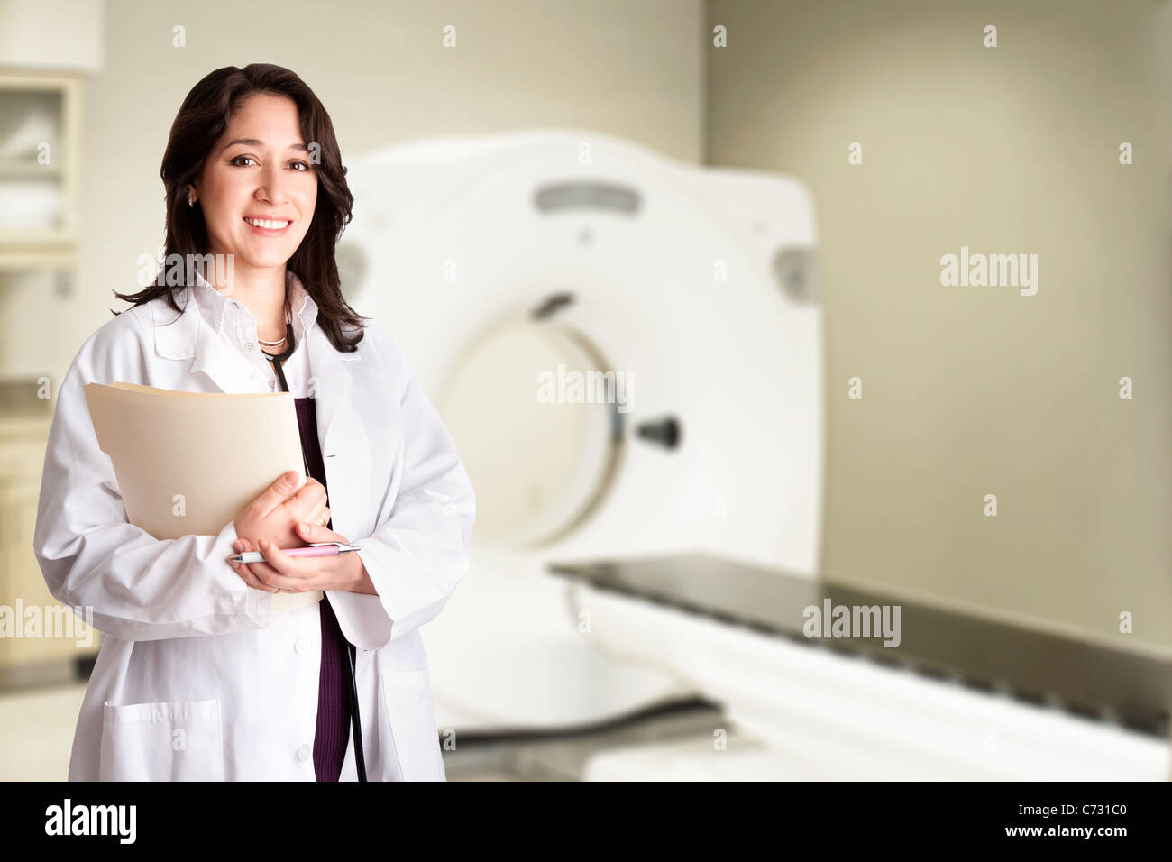 Medico medico radiologo azienda medica del paziente e grafico permanente della penna in CT CAT Scan camera in ospedale. Foto Stock