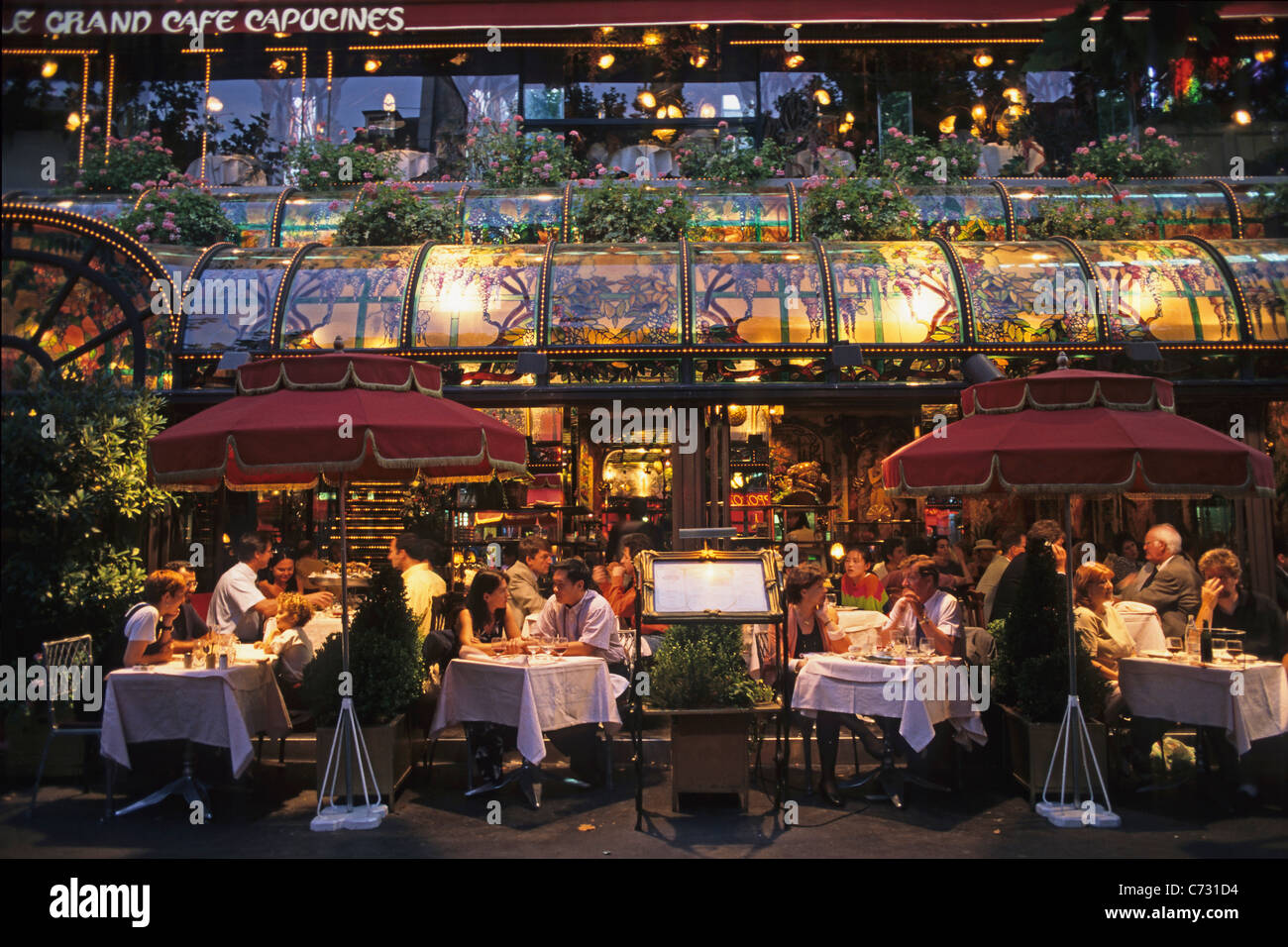 Il Grand Cafe Capucines nella luce della sera, tipicamente ristorante francese, 9e arrondissement, Parigi, Francia Foto Stock