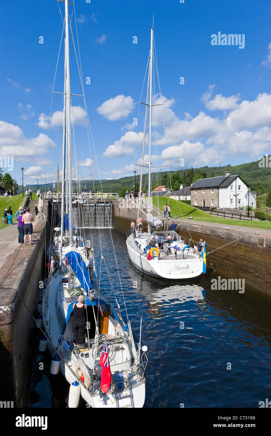 Barche in blocchi sul Caledonian Canal, Fort Augustus, Highland, Scotland, Regno Unito Foto Stock