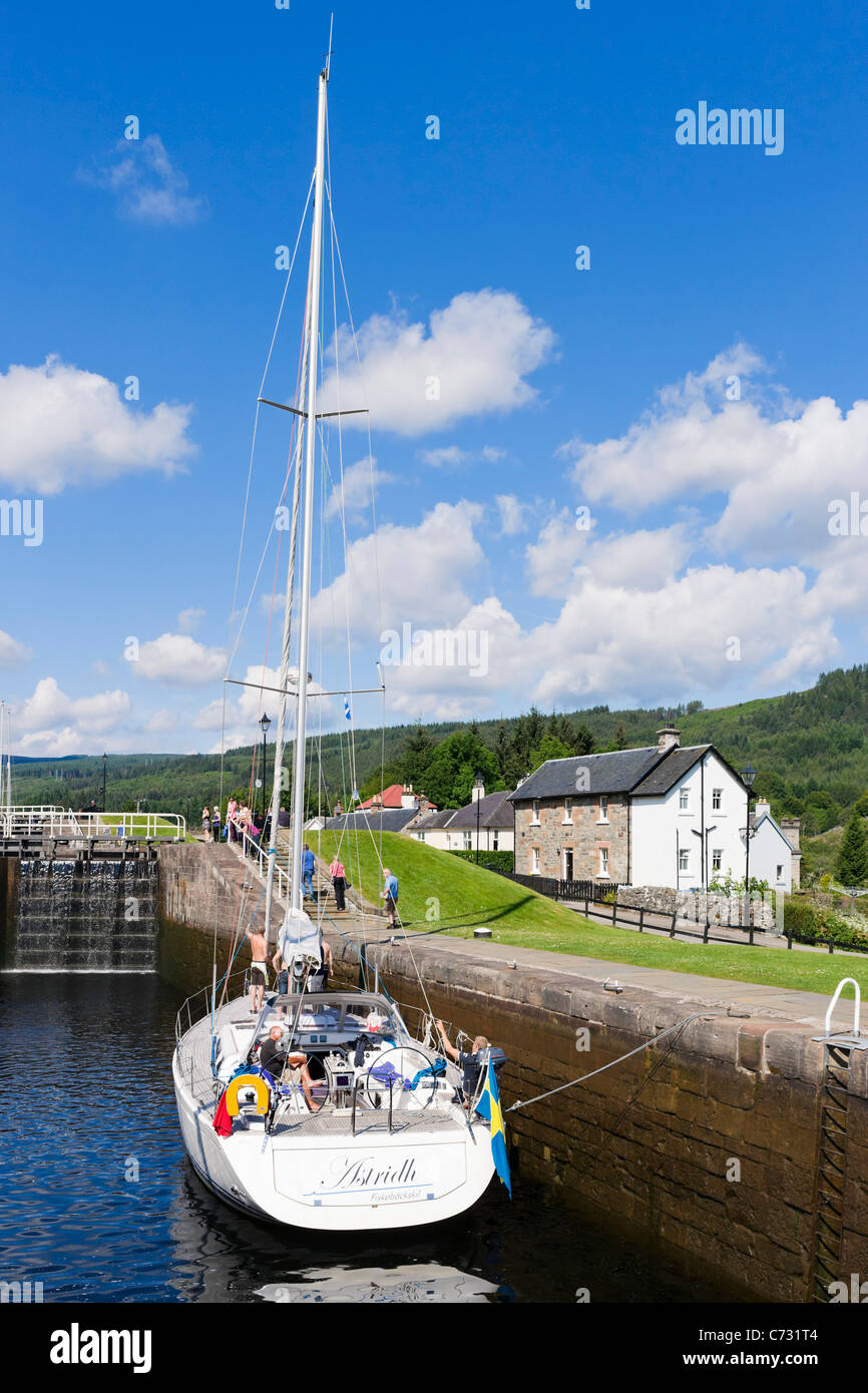 Yacht in blocchi sul Caledonian Canal, Fort Augustus, Highland, Scotland, Regno Unito Foto Stock