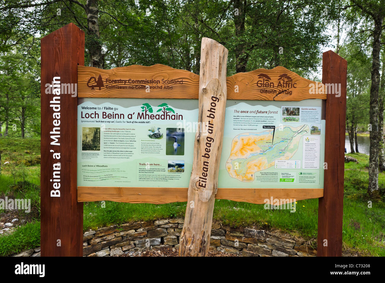 Commissione forestale segno da Loch Beinn un' Mheadhain, Glen Affric, Highland, Scotland, Regno Unito Foto Stock