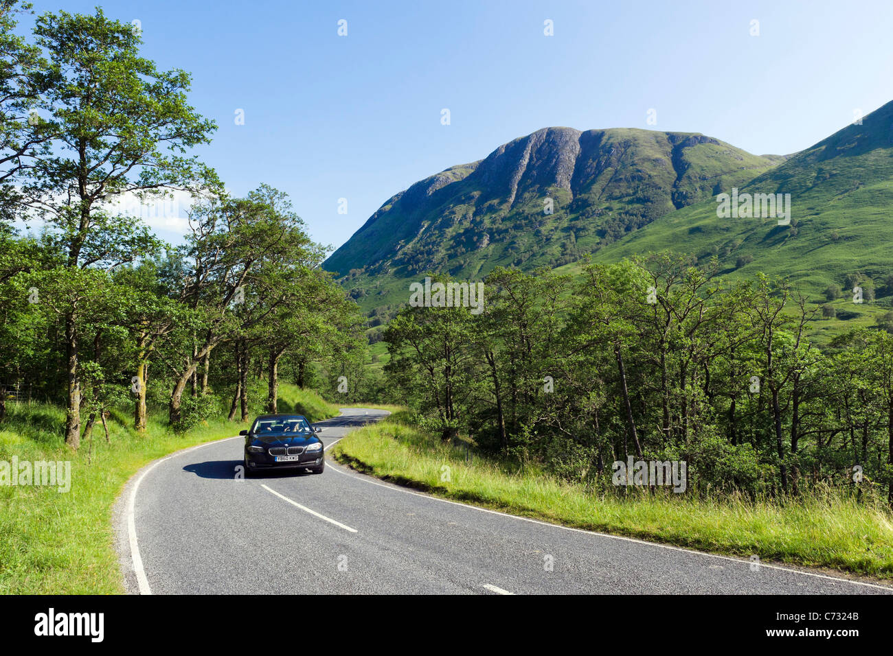 Auto sulla strada attraverso Glen Nevis, Lochabar, Highlands scozzesi, Scotland, Regno Unito Foto Stock