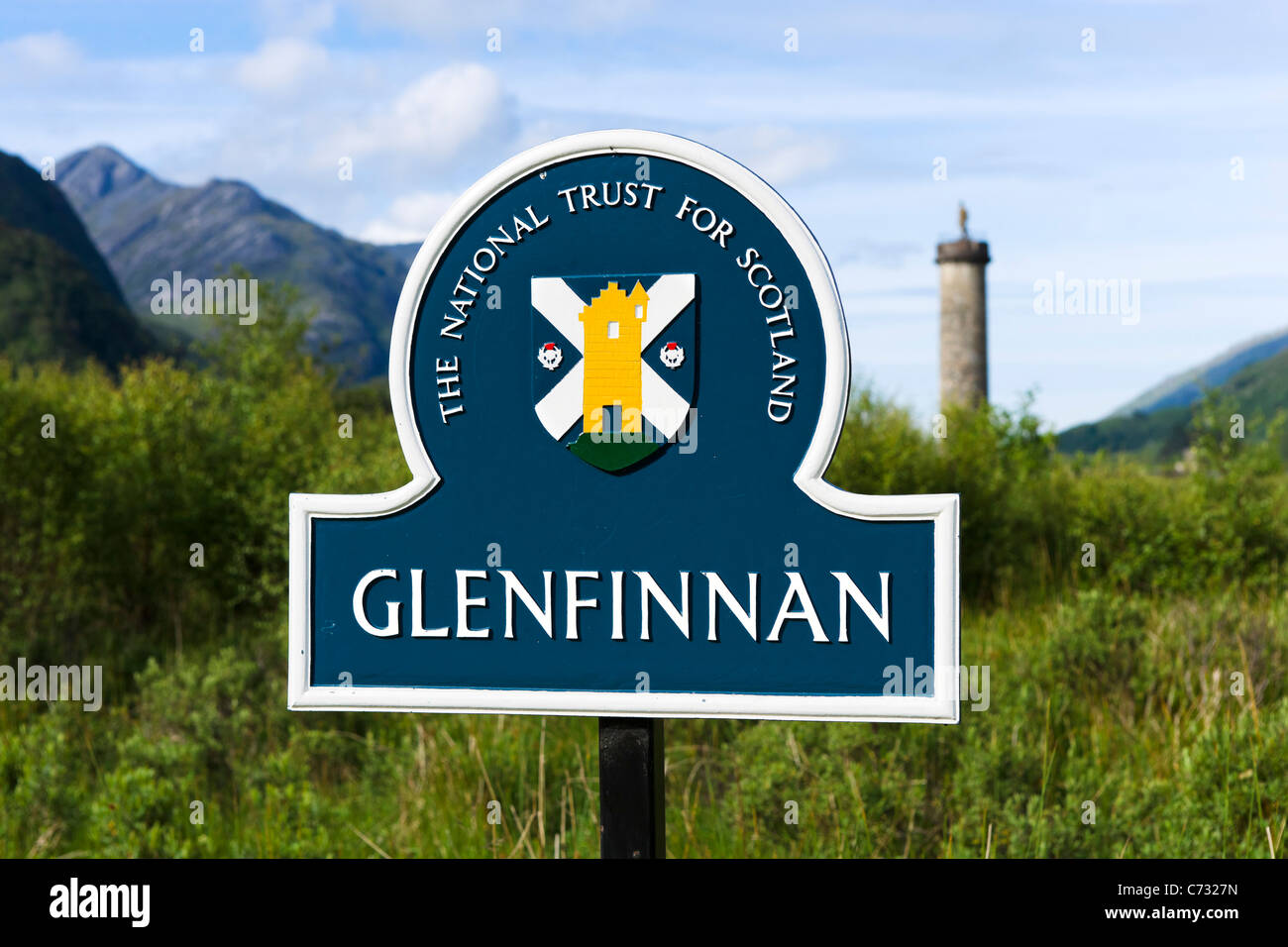 Segno per Glenfinnan (monumento commemorativo 1745 Jacobit Rising) con monumento dietro, Glenfinnan, Lochabar, Scotland, Regno Unito Foto Stock