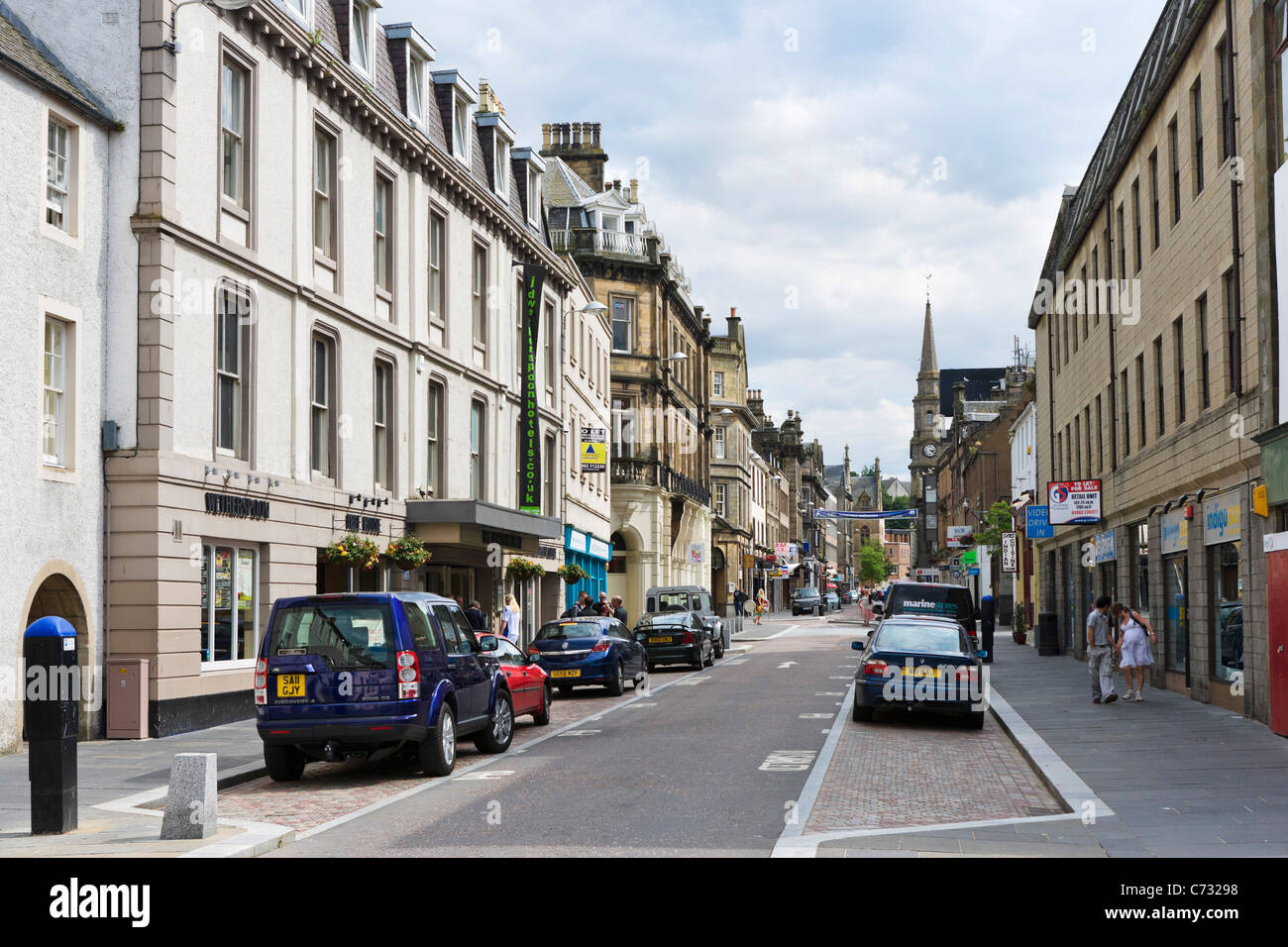 Negozi su Church Street nel centro della città, Inverness, Highland, Scotland, Regno Unito Foto Stock