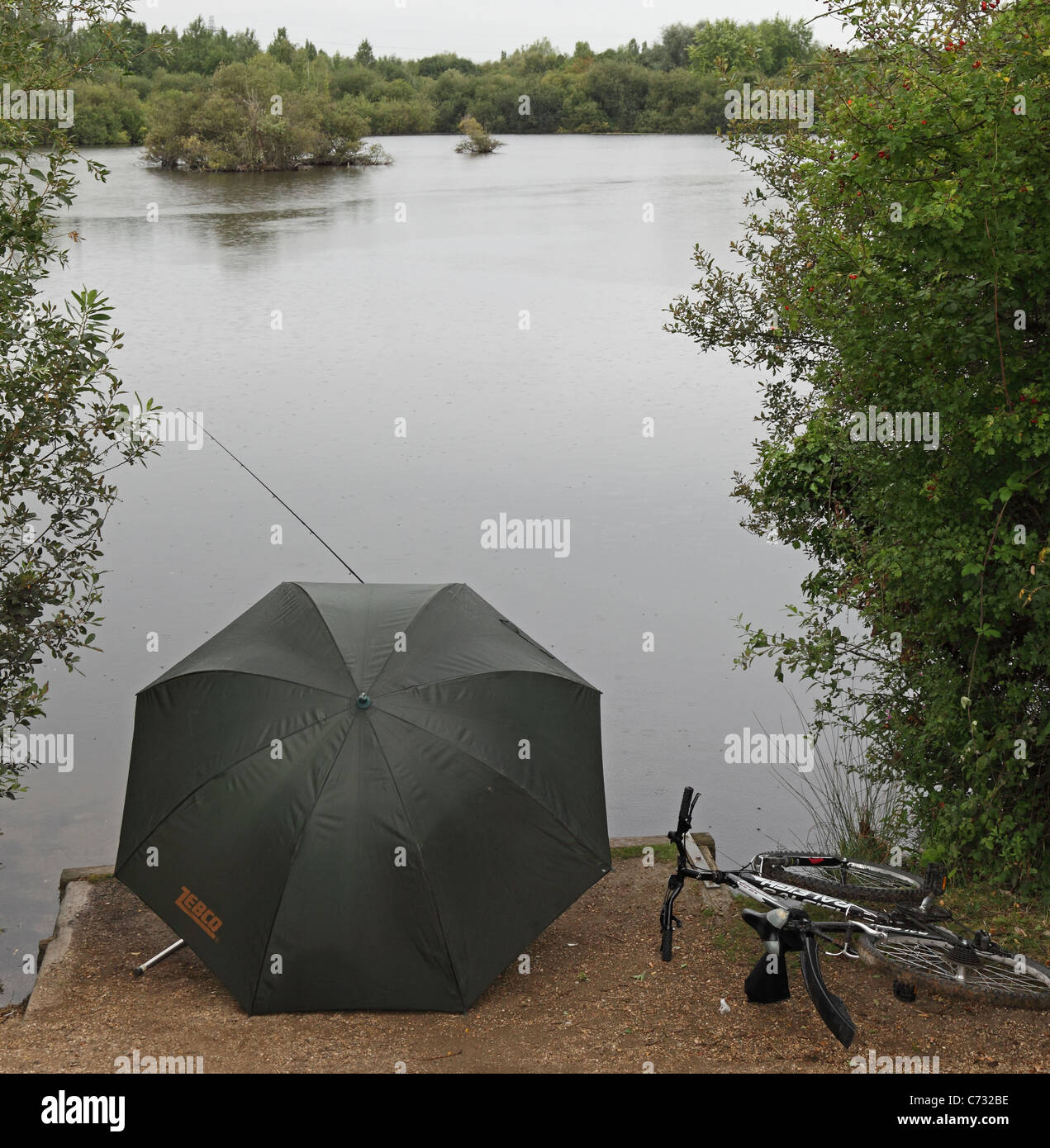 La pesca sotto la pioggia Milton Cambridgeshire Inghilterra Foto Stock