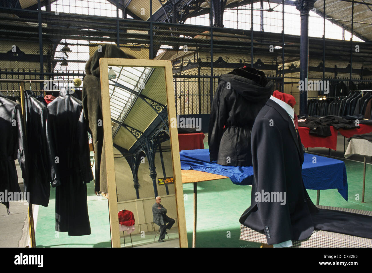 Mercato di vestiti Carreau du Temple, quartiere di Sentier, 3e arrondissement, Parigi, Francia Foto Stock