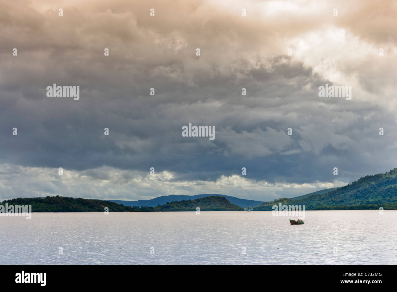 Piccola barca sul Loch Lomond preso dalla sponda orientale vicino a Rowardennan, Scotland, Regno Unito Foto Stock