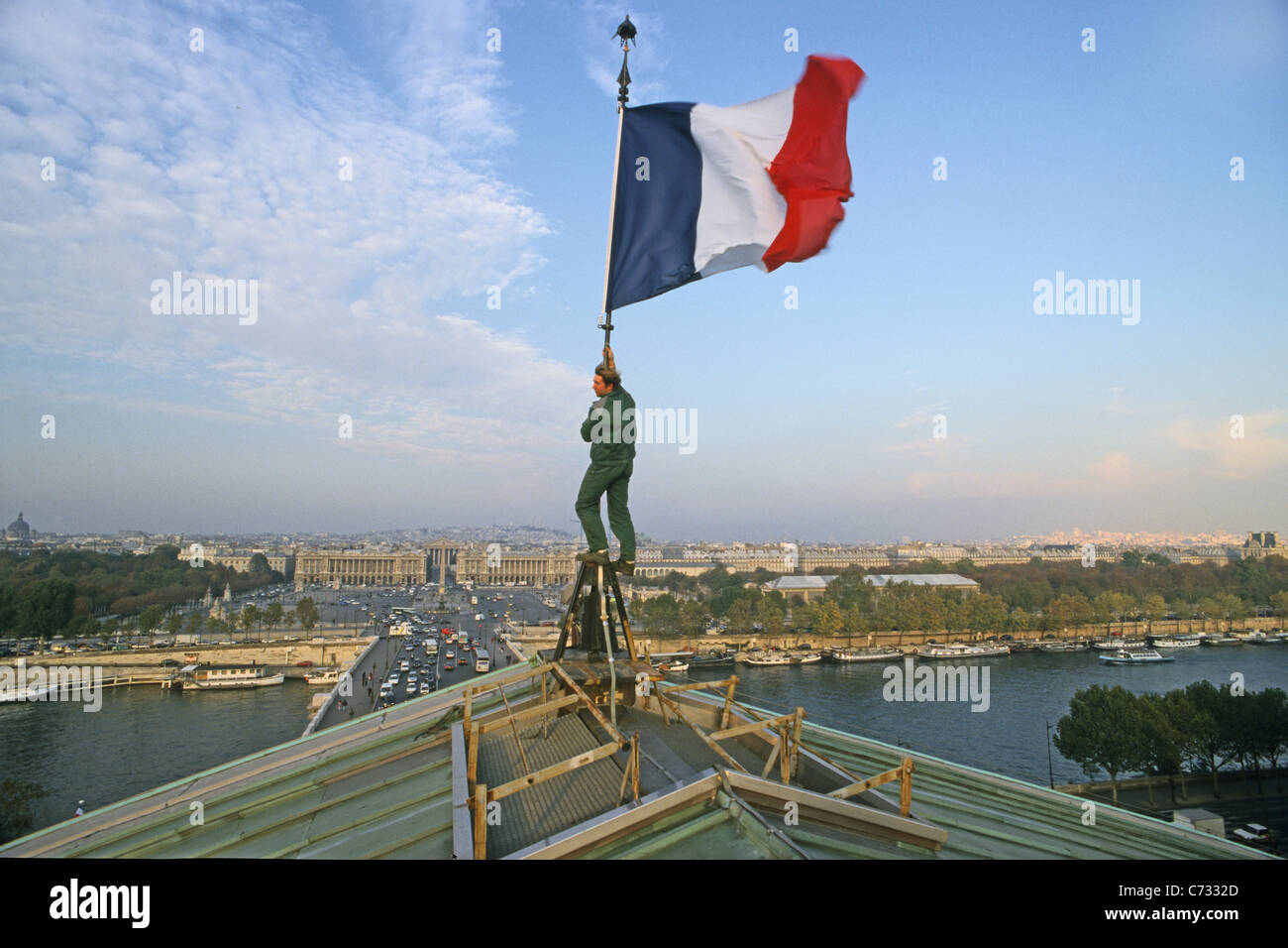 Tricolore francese bandiera francese di essere issato sul tetto dell'Assemblea nazionale vista sulla Senna e Place de la Concorde P Foto Stock