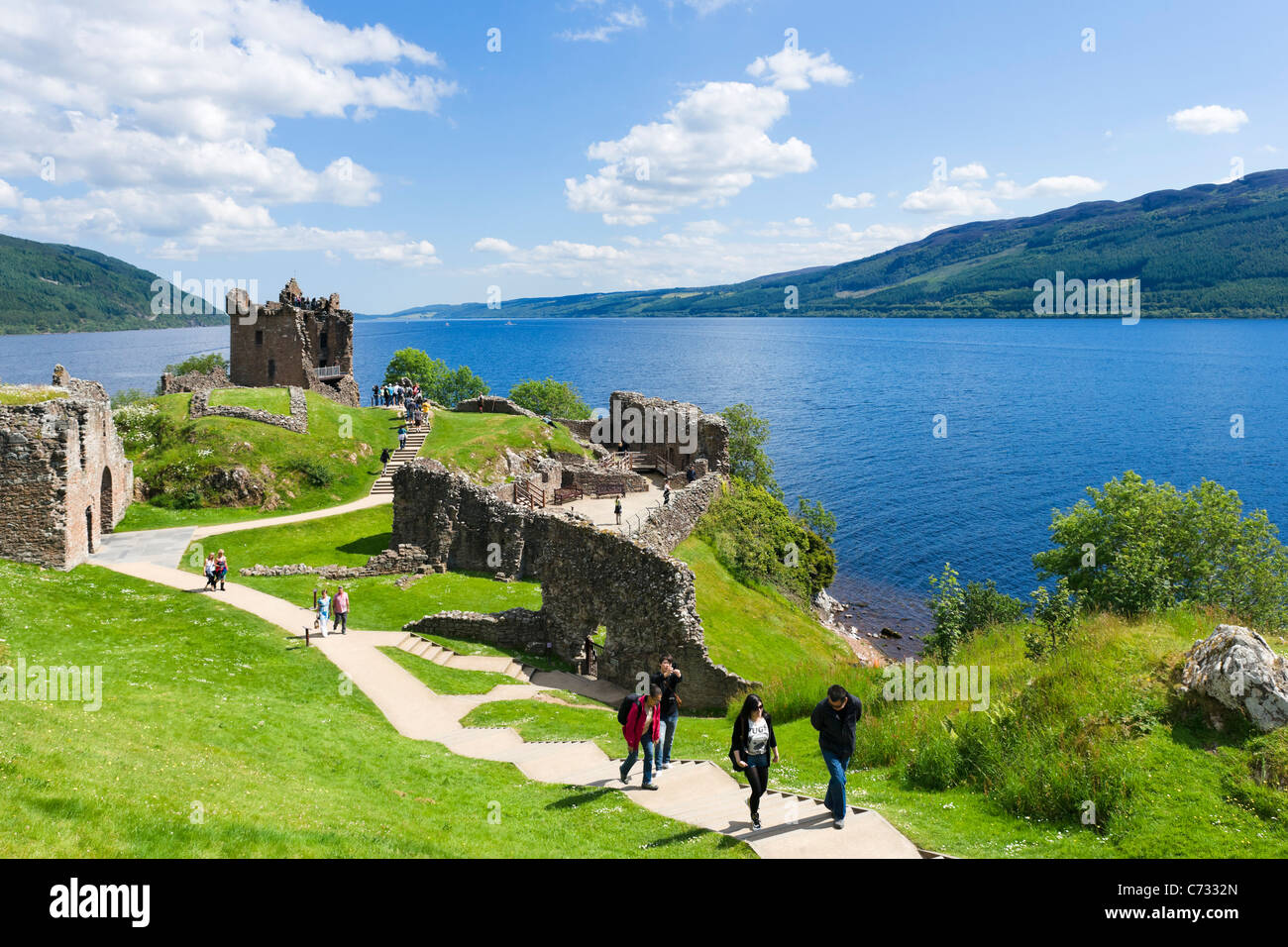 Castello Urquhart sulla sponda occidentale del Lago di Loch Ness (sito di molti avvistamenti di Nessie), Drumnadrochit, Scotland, Regno Unito. Paesaggio scozzese / Paesaggi / castelli. Foto Stock