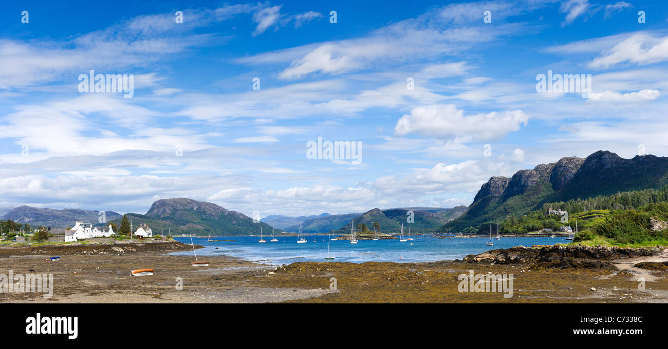 Vista sul Loch Carron a bassa marea nel pittoresco villaggio di Plockton, Ross and Cromarty, Highland, Scotland, Regno Unito Foto Stock