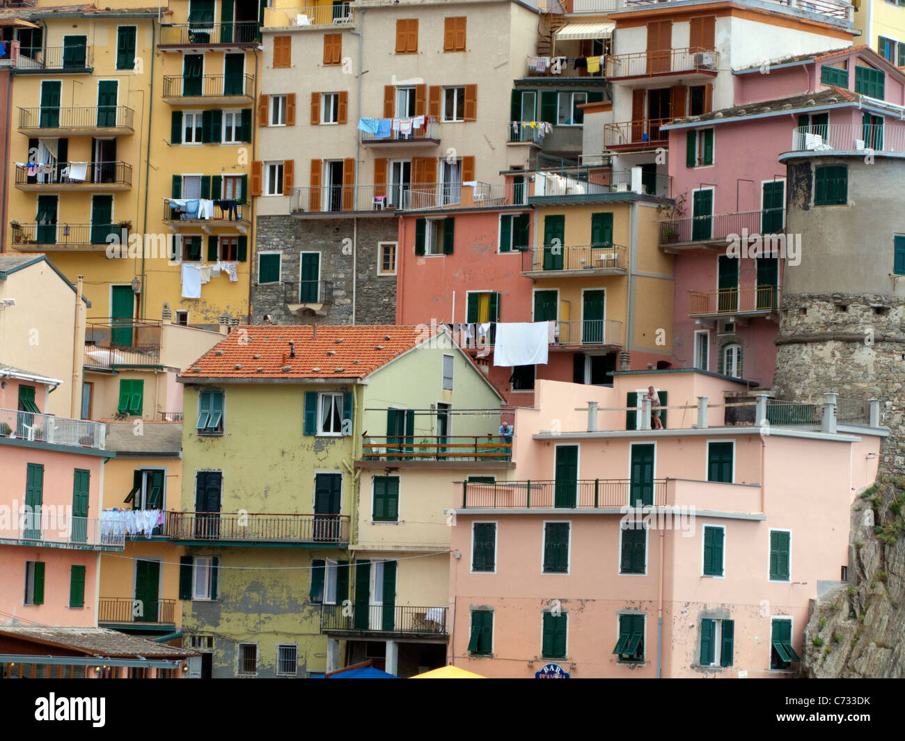 Facciate di case presso il villaggio di pescatori di Manarola, Parco Nazionale Cinque Terre, sito Patrimonio Mondiale dell'Unesco, la Liguria di Levante, Italia, mare Mediterraneo Foto Stock