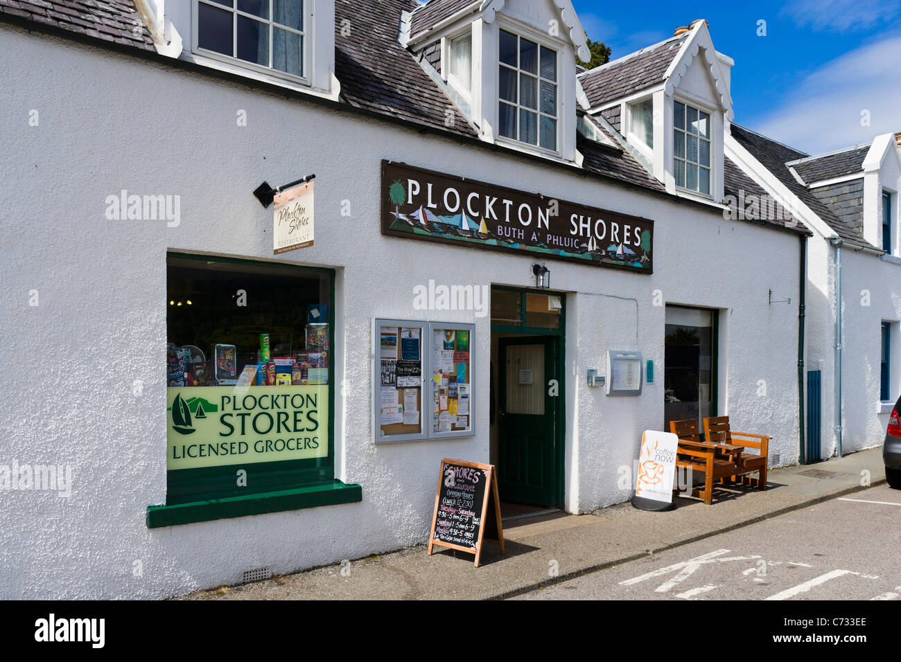 Village store nel centro del pittoresco villaggio di Plockton, Ross and Cromarty, Highland, Scotland, Regno Unito Foto Stock