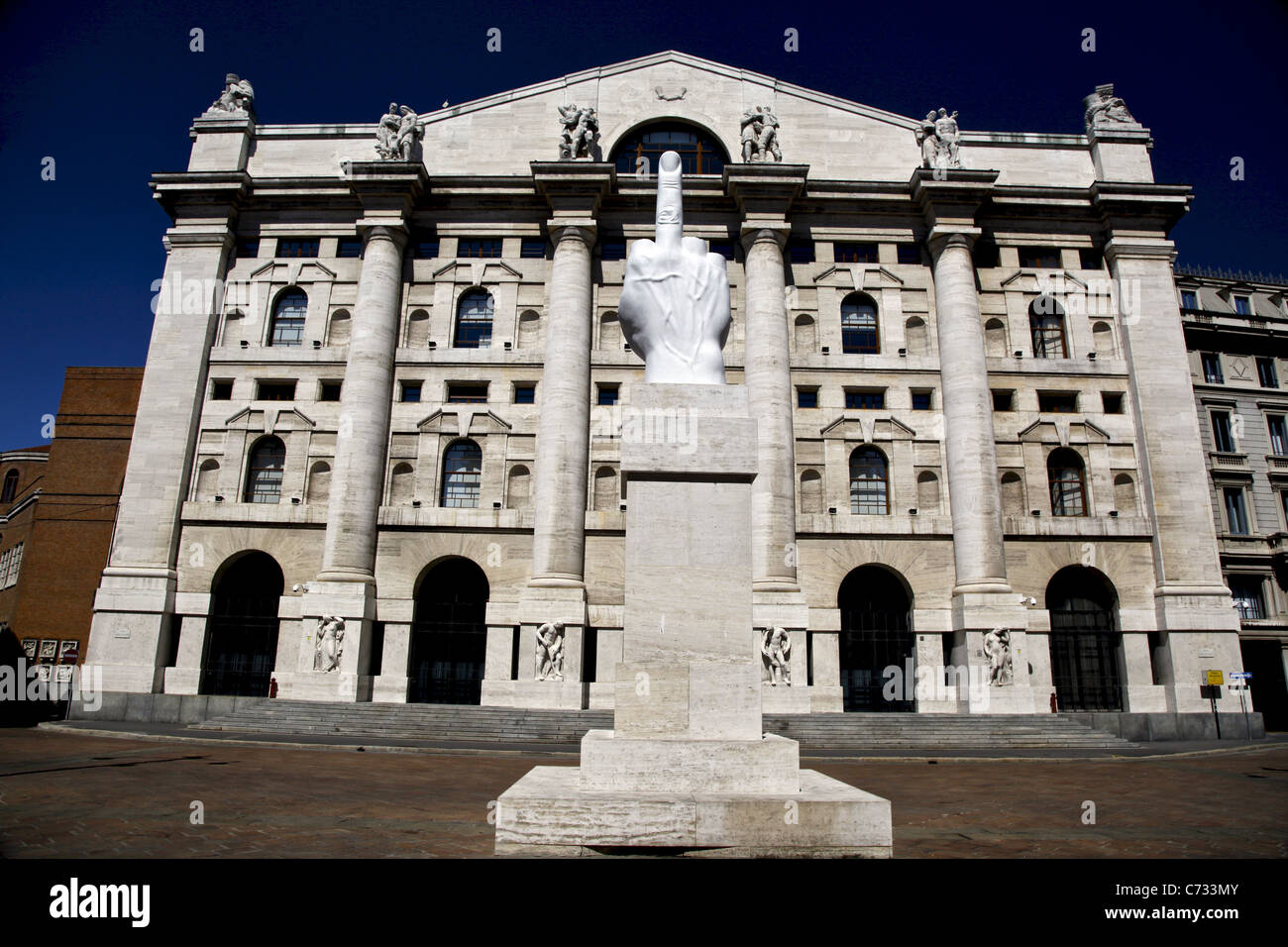 Borsa Italiana, Italia la principale borsa (sede di Palazzo Mezzanotte) in  centro a Milano Foto stock - Alamy