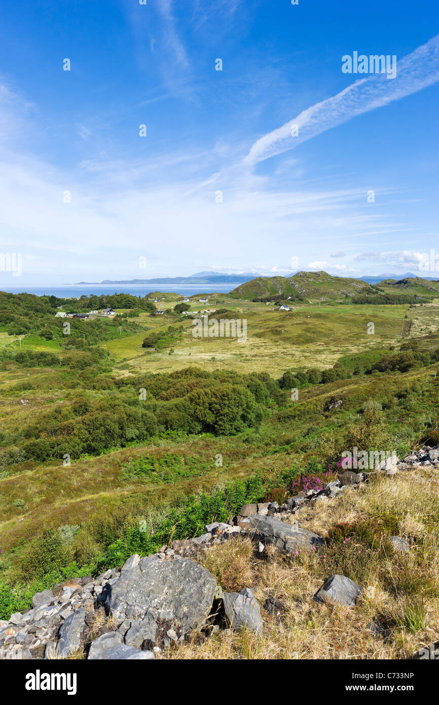 Vista verso l'Isola di Skye dalla A830 "Strada delle Isole" vicino a Arisaig, Lochabar, Invernessshire, Highlands scozzesi Foto Stock