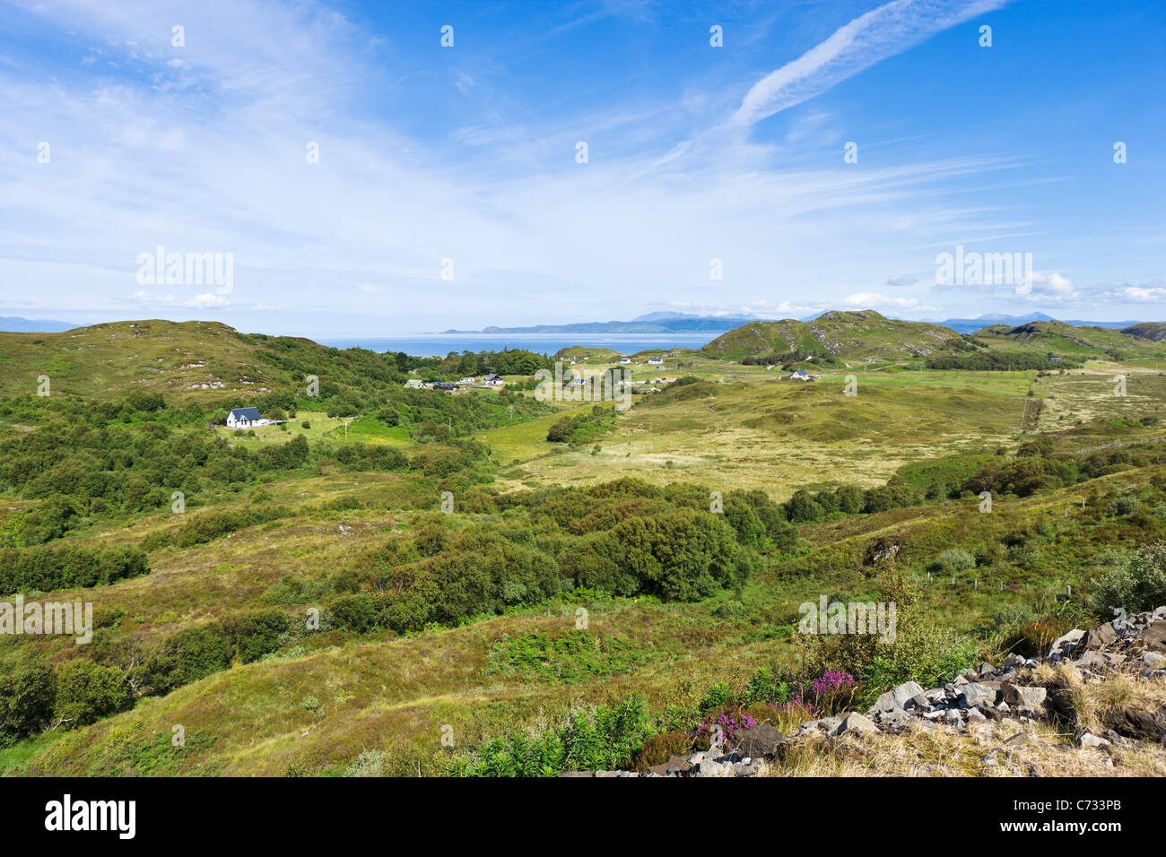 Vista verso l'Isola di Skye dalla A830 "Strada delle Isole" vicino a Arisaig, Lochabar, Invernessshire, Highlands scozzesi Foto Stock